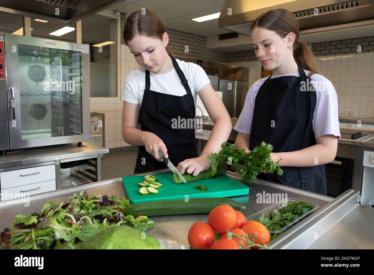 Students working in the school kitchen on a secondary school. Duiven Holland 2022. vvbvanbree fotografie. Stock Photo