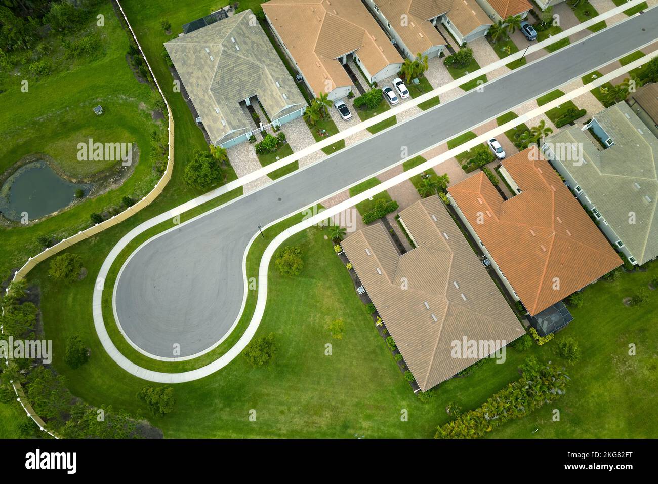 Aerial view of cul de sac at neighbourhood road dead end with densely built homes in Florida closed living area. Real estate development of family hou Stock Photo