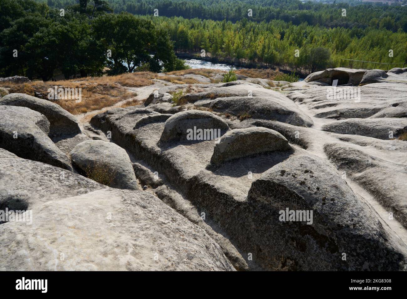 Festungs- und Höhlenstadt Uplisziche, Uplistsikhe, in den Stein geschlagene Strukturen und Kanäle, hinten der Fluss Mtkvari, Fluss Kura, Georgien Stock Photo