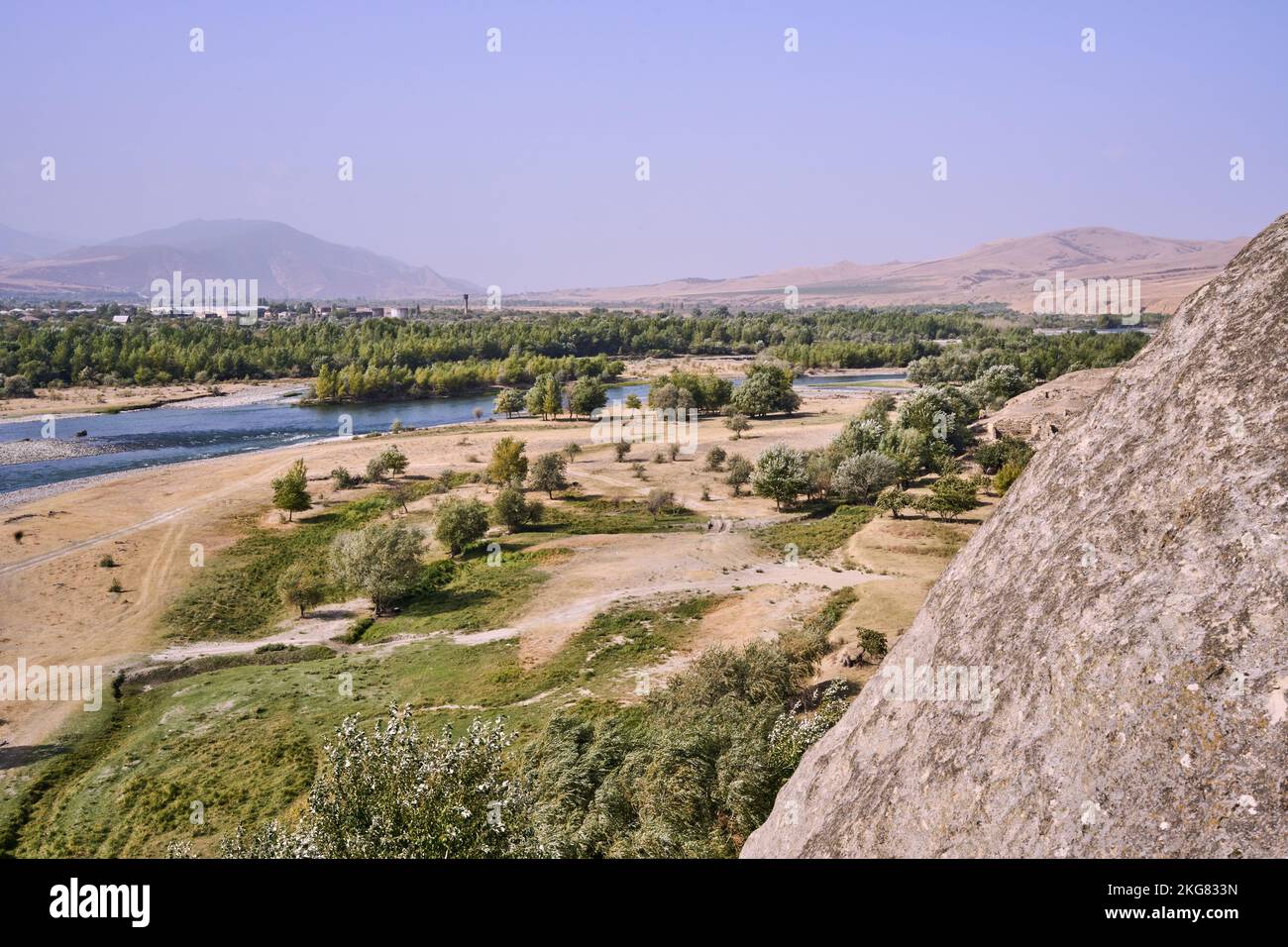 Festungs- und Höhlenstadt Uplisziche, Fluss Mtkvari, Fluss Kura, vorne der verlassene Ort Uplisziche, jetzt Ausgrabungsstätte, Innerkartlien, Georgien Stock Photo