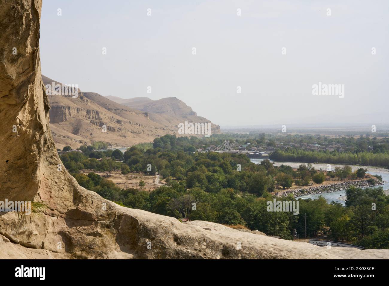 Festungs- und Höhlenstadt Uplisziche, Uplistsikhe, Blick auf den Fluss Mtkvari, Fluss Kura, hinten der Ort Kvakhvreli, Innerkartlien, Georgien Stock Photo