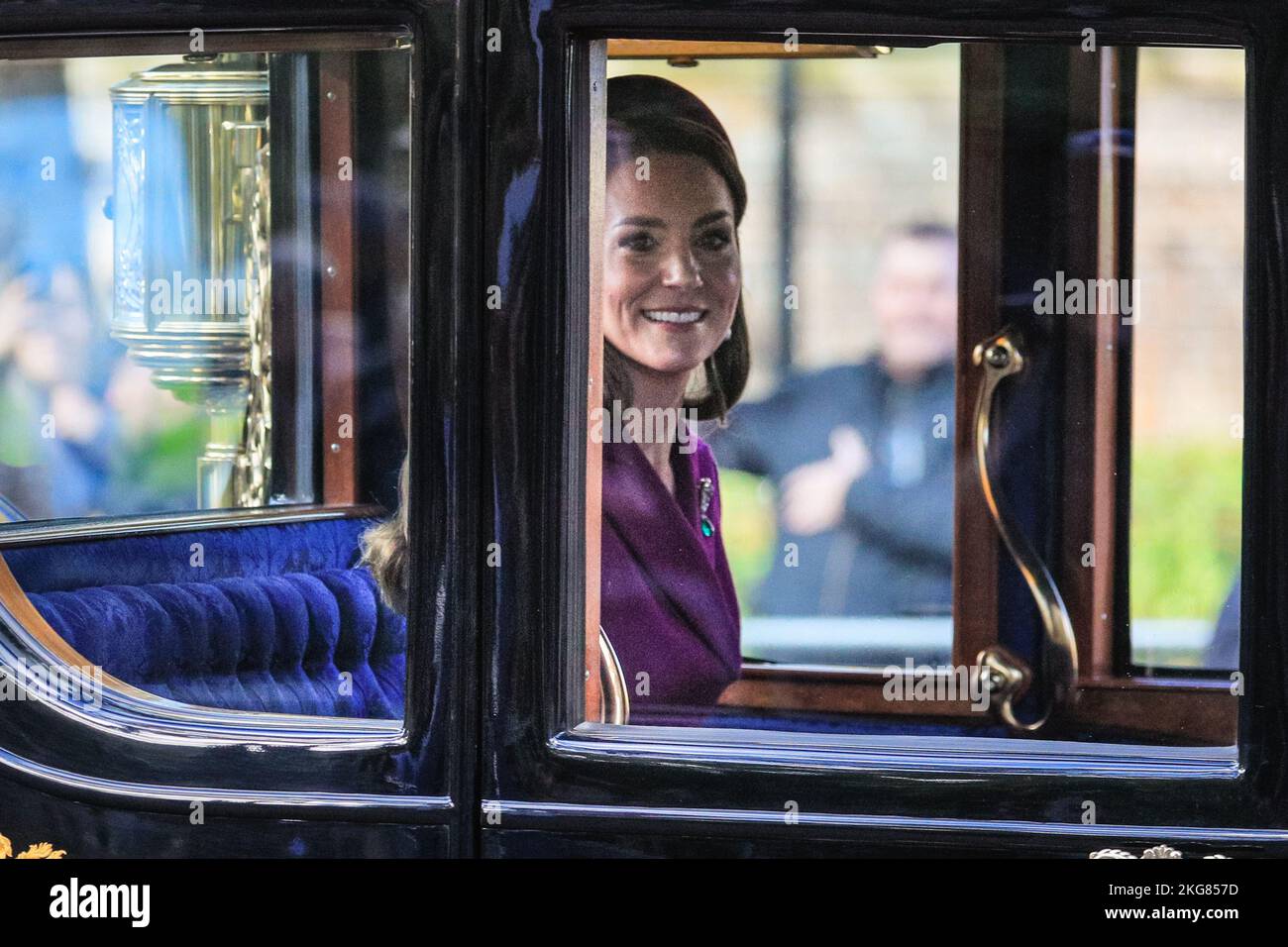 Westminster, London, UK. 22nd Nov, 2022. Catherine, the Princess of Wales, rides in a carriage with William, Prince of Wales. Members of the Royal Family, including the King and Queen Consort, and Prince and Princess of Wales, together with the President of South Africa, Cyril Ramaphosa, ride in carriages along the Mall to Buckingham Palace, for the State Visit of President Ramaphosa. They are accompanied by the Kings' Troop and military bands for the occasion. Stock Photo