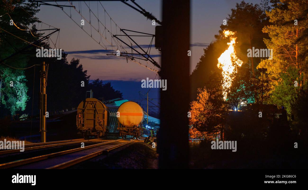Leiferde, Germany. 21st Nov, 2022. Damaged rail cars stand and lie on the railroad embankment while gas is flared from one of the rail cars in a controlled manner. Credit: Philipp Schulze/dpa/Alamy Live News Stock Photo