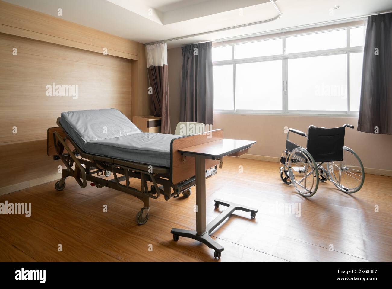 Sterile recovery room equipped with comfortable modern medical sickbed for patient recovery. Photo of a hospital bedroom or ward for patient treatment Stock Photo