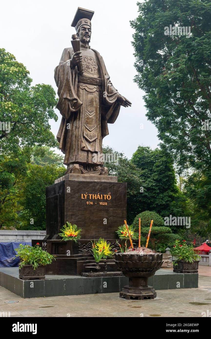 Statue of Lý Thái Tổ at the Hoan Kiem lake, Hanoi, Vietnam Stock Photo