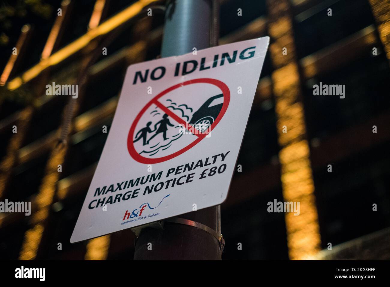 London, UK - November 4, 2022: Warning sign: No idling. Maximum penalty charge notice 80 pounds. Idle car sign. Drivers must turn off their engines. Stock Photo