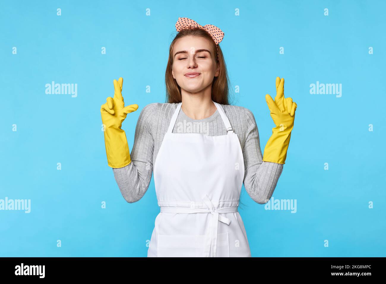 woman in rubber gloves with finger crossed gesture Stock Photo - Alamy