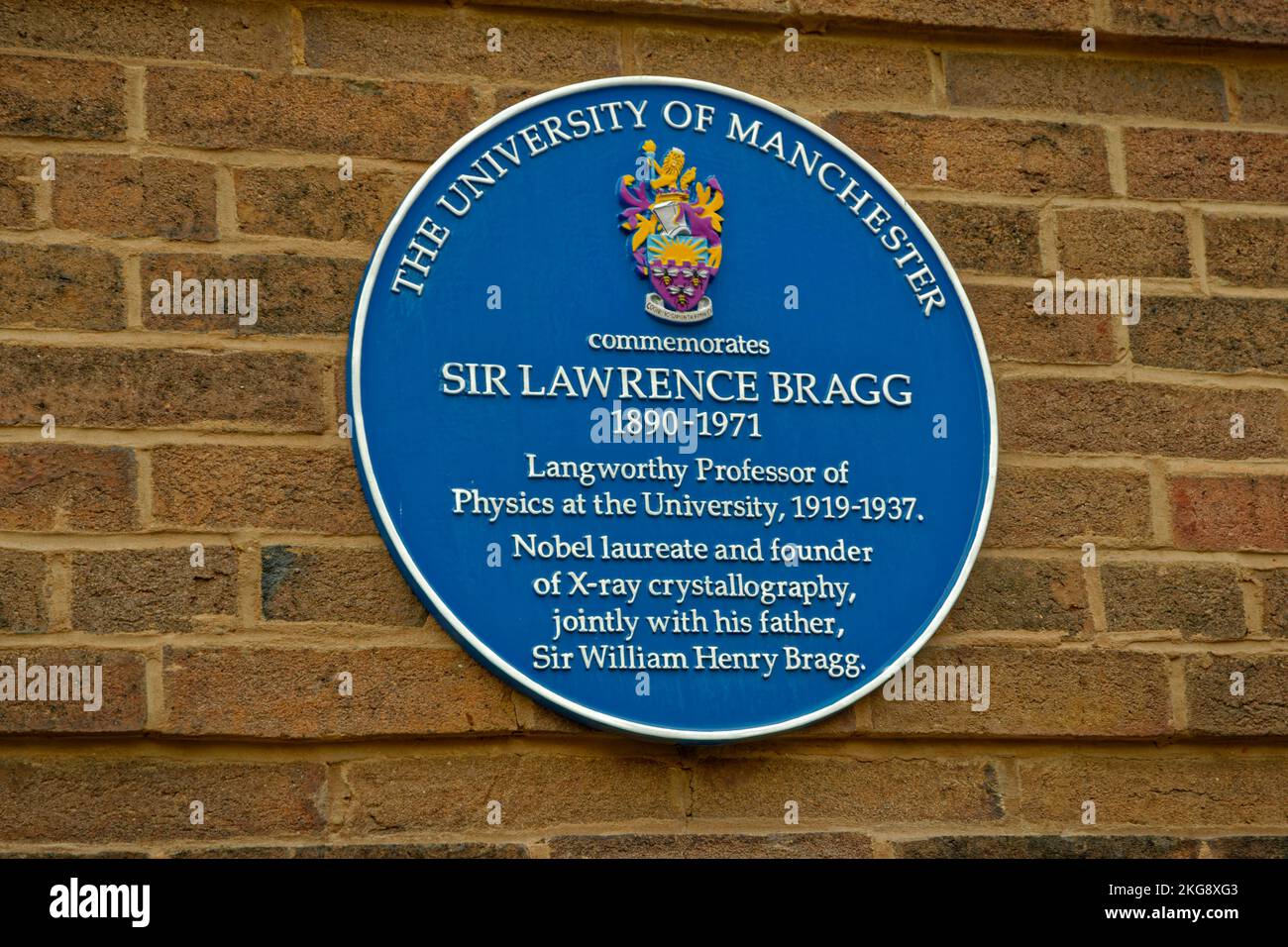 Blue Plate in Manchester University's Coupland Street celebrating work carried out there by Lawrence Bragg founder of X-ray crystallography. Stock Photo