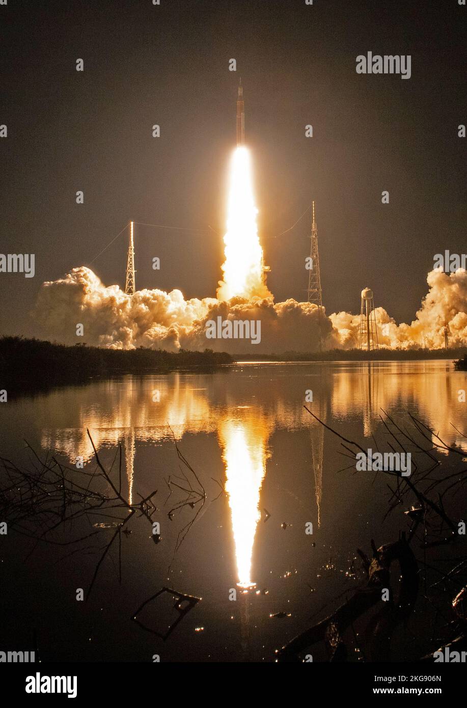 KENNEDY SPACE CE|NTRE, FLORIDA, USA - 16 November 2022 - NASA’s Space Launch System rocket carrying the Orion spacecraft launches on the Artemis I fli Stock Photo