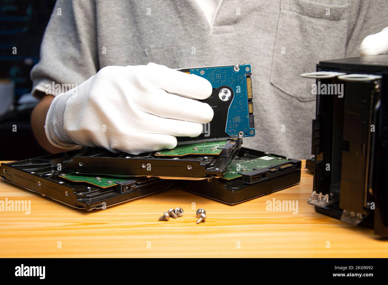 2.5inch hard drives are still popular today, technician holding a hard