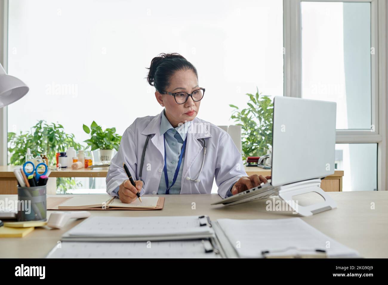 Senior doctor taking notes on hi-res stock photography and images - Alamy