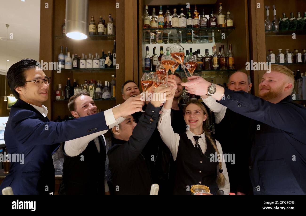 Heiligendamm, Germany. 22nd Nov, 2022. After presenting their drink to