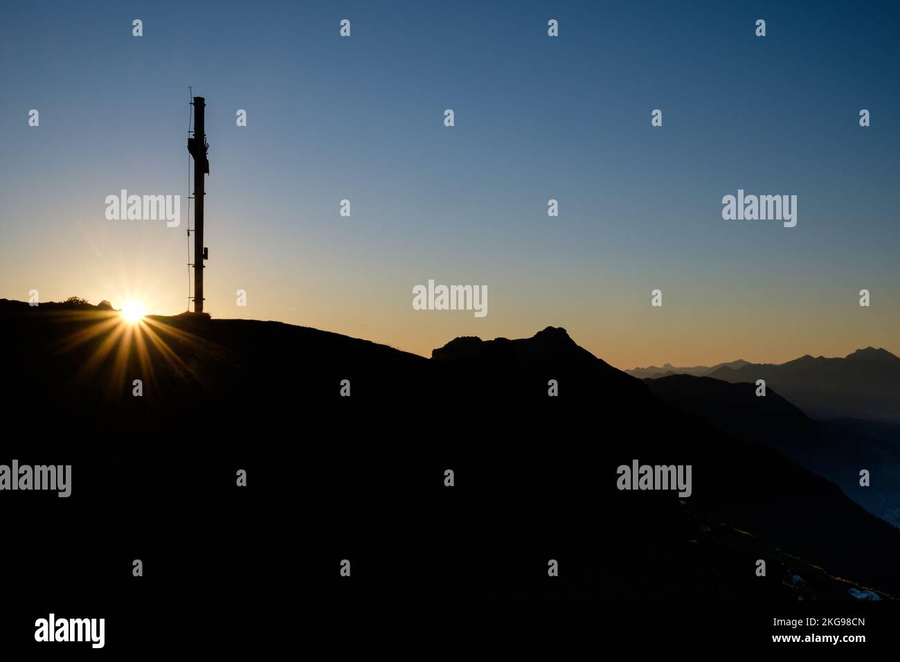 Sonnenaufgang am Gipfelkreuz Stock Photo