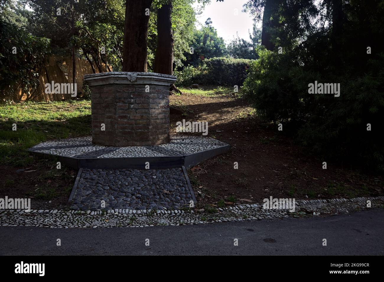 Old brick well hi-res stock photography and images - Alamy