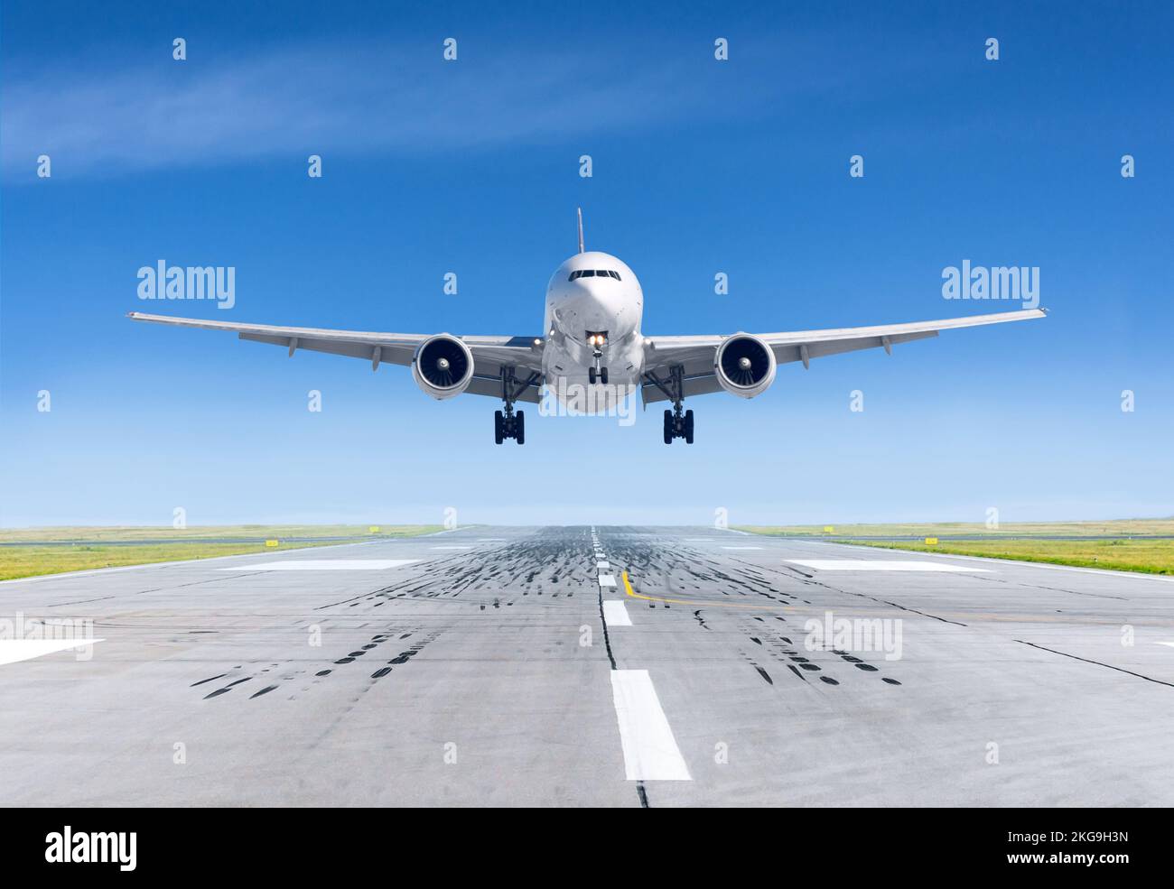 Airplane landing airport on runway hi-res stock photography and images ...