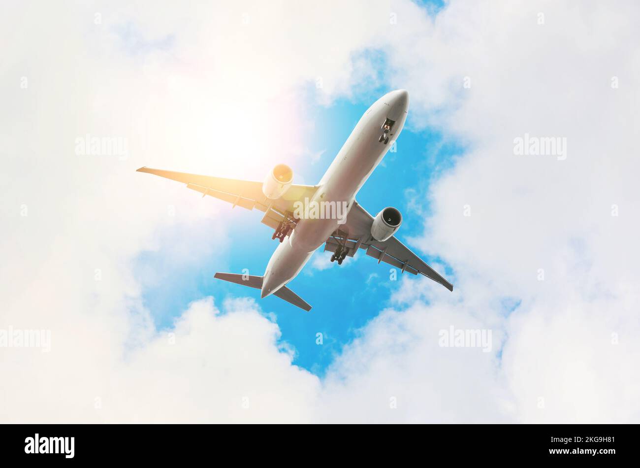 Airplane flying into the sun hi-res stock photography and images - Alamy