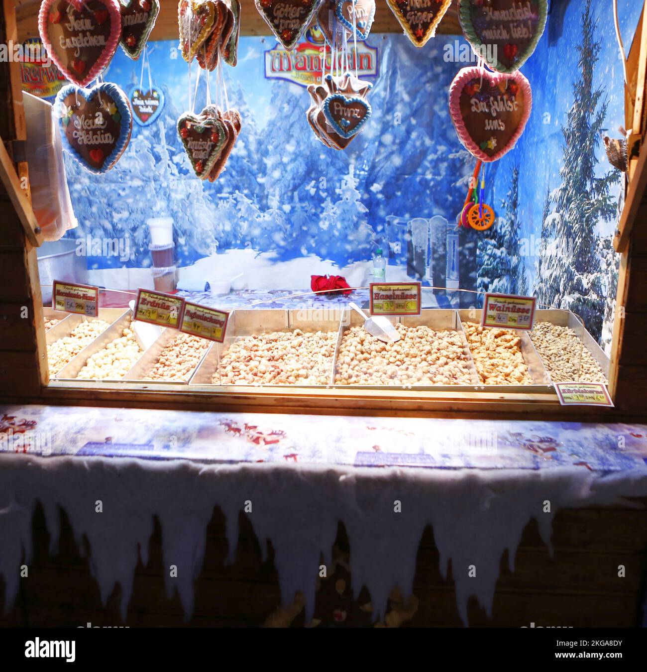 Berlin, Berlin-Steglitz, Germany. 21st Nov, 2022. The photo shows gingerbread hearts in a wooden hut decorated for Christmas at the Steglitz Christmas market in front of the Forum in Berlin-Steglitz. (Credit Image: © Simone Kuhlmey/Pacific Press via ZUMA Press Wire) Stock Photo