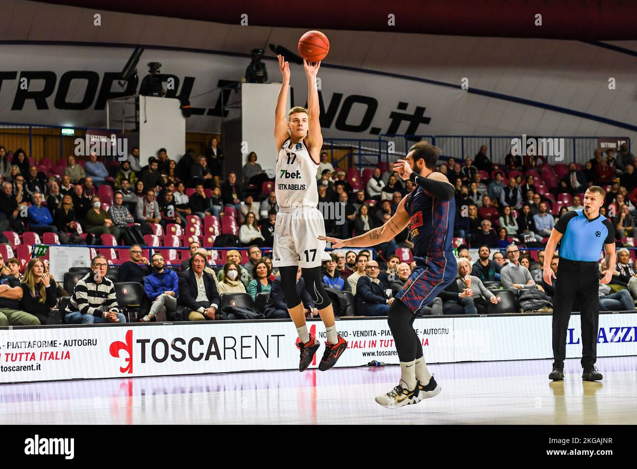 Basketball 3 point hi-res stock photography and images - Page 3 - Alamy