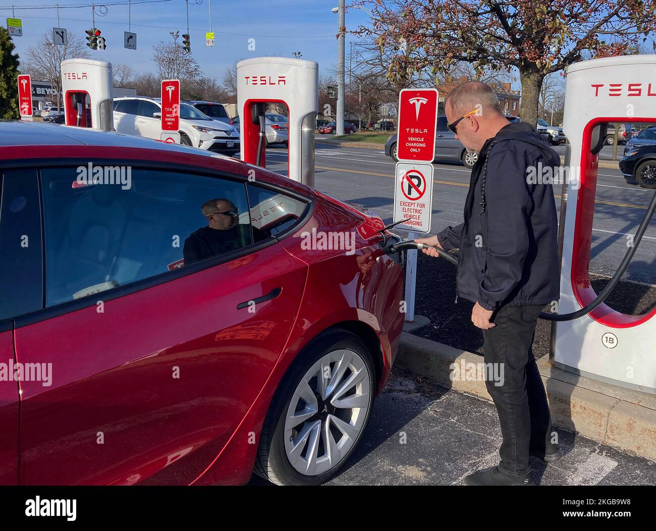 Colonie, United States. 22nd Nov, 2022. A man charges a Tesla Model 3