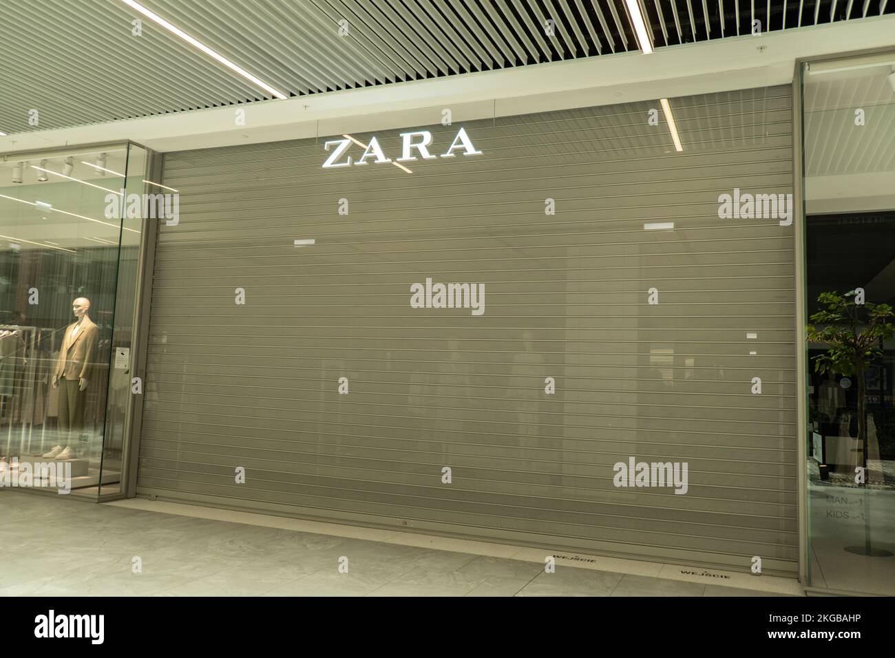 Zara sign brand clothing store hi-res stock photography and images - Page 3  - Alamy