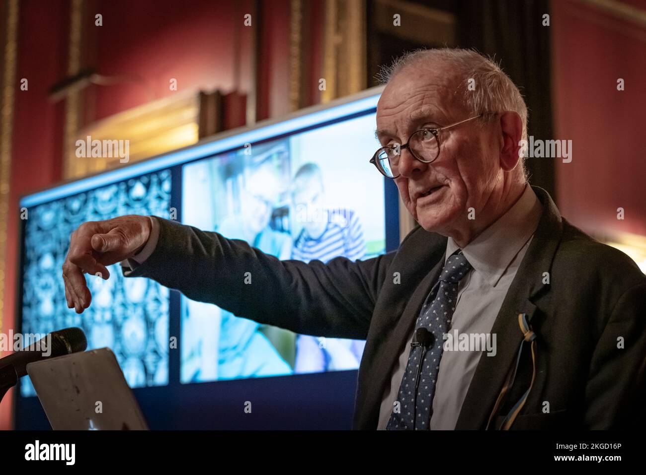London, UK. 22nd November 2022. Henry Marsh CBE FRCS, English neurosurgeon, and a pioneer of neurosurgical advances in Ukraine, speaks at a Ukrainian fundraising event at The Reform Club in Pall Mall. Organised by Ukrainian Institute London, Henry Marsh recounts his extraordinary 30 years of neurosurgery in Ukraine and signs copies of his most recent book: And Finally: Matters of Life and Death which explores his bewildering transition from doctor to patient. Credit: Guy Corbishley/Alamy Live News Stock Photo