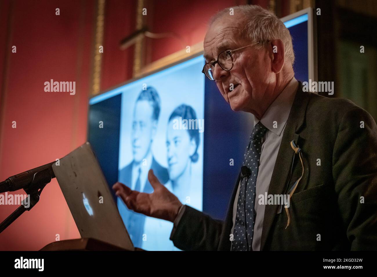 London, UK. 22nd November 2022. Henry Marsh CBE FRCS, English neurosurgeon, and a pioneer of neurosurgical advances in Ukraine, speaks at a Ukrainian fundraising event at The Reform Club in Pall Mall. Organised by Ukrainian Institute London, Henry Marsh recounts his extraordinary 30 years of neurosurgery in Ukraine and signs copies of his most recent book: And Finally: Matters of Life and Death which explores his bewildering transition from doctor to patient. Credit: Guy Corbishley/Alamy Live News Stock Photo