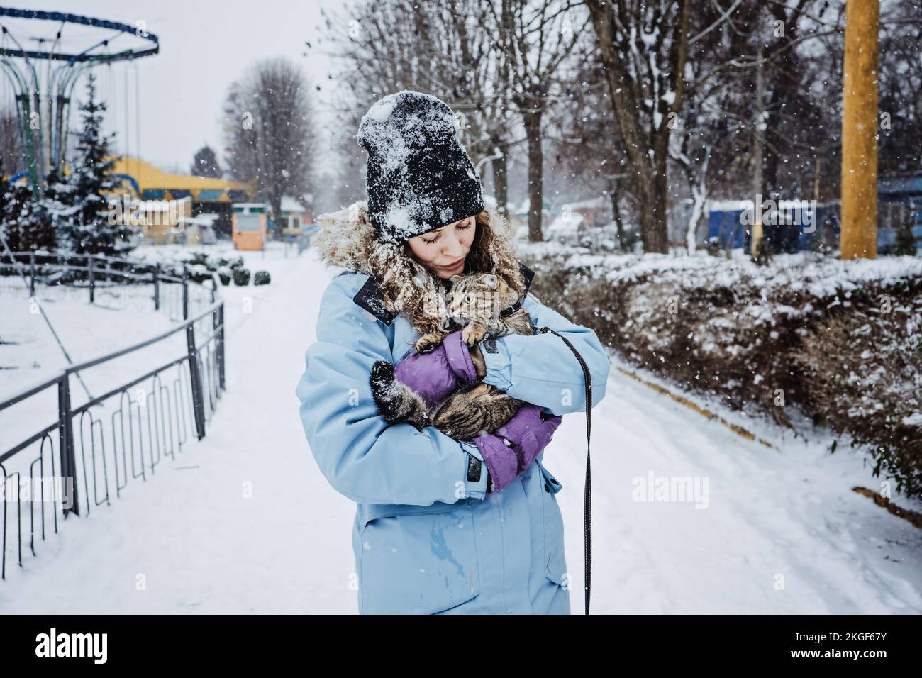 How to Train Cat to Walk on Leash. Outdoor Cat Care in Winter. Cold