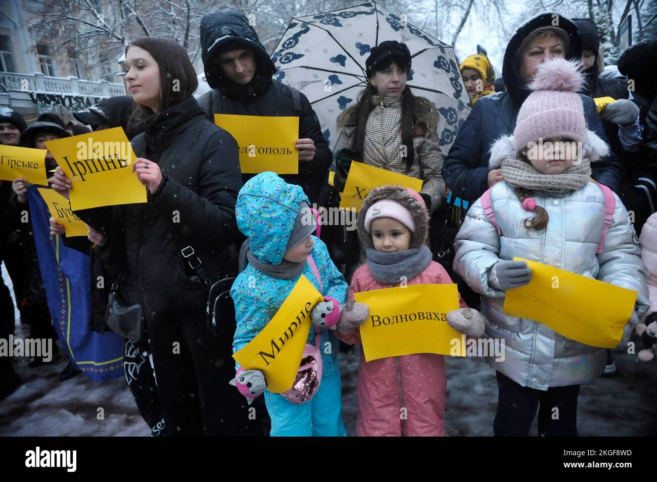 Non Exclusive: VINNYTSIA, UKRAINE - NOVEMBER 21, 2022 - Participants line up in the shape of the map of Ukraine within the borders of the 1991 reprodu Stock Photo