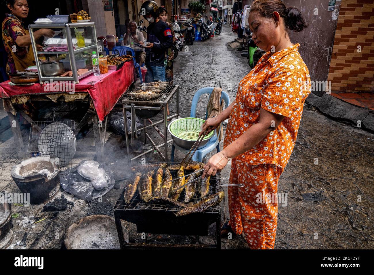 Phnom Penh, Cambodia. 23rd Nov, 2022. A street food seller cooks Mekong