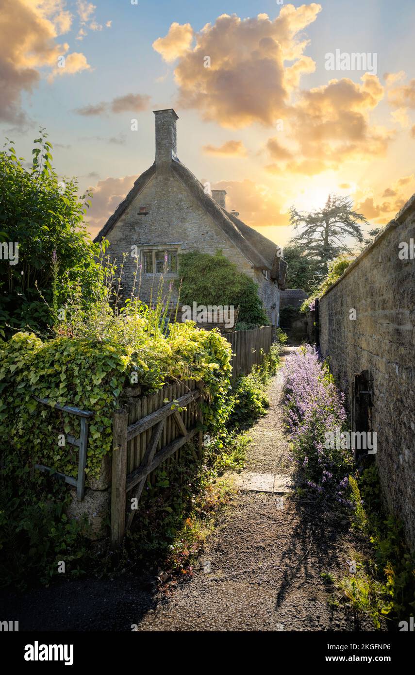 Thatched cottage at Hidcote Bartrim, Cotswolds, England. Stock Photo