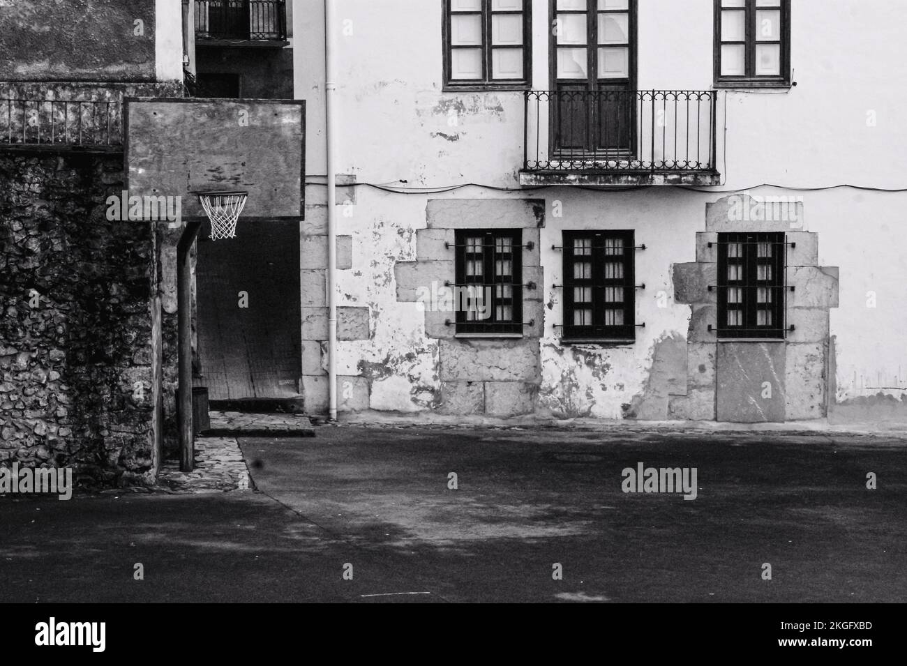 Old brick building courtyard hi-res stock photography and images - Alamy
