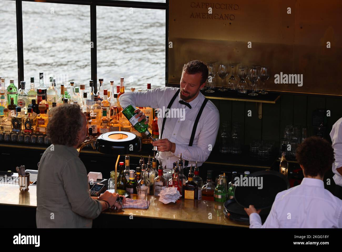 Bar, Cocktail, Barkeeper, Hamburg, Cocktail, Bar, Moderne Bar in Hamburg an der Elbe mit Mann der Cocktails mixt! Stock Photo