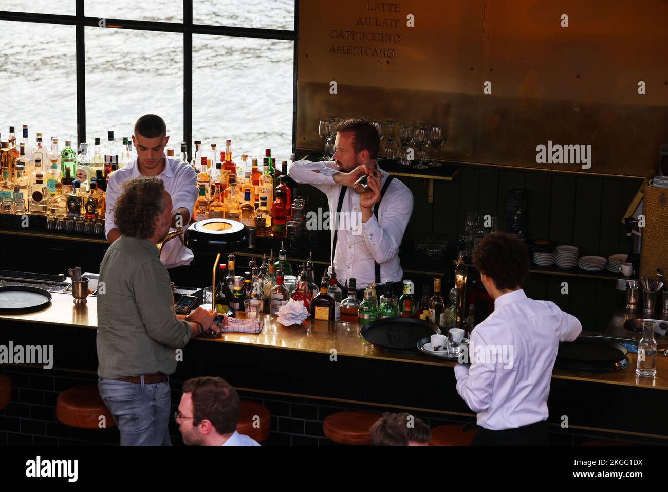 Bar, Cocktail, Barkeeper, Hamburg, Cocktail, Bar, Moderne Bar in Hamburg an der Elbe mit Mann der Cocktails mixt! Stock Photo