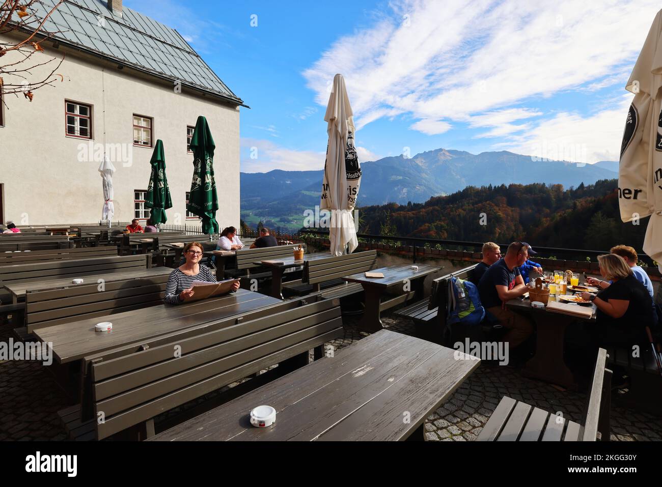 Biergarten, Erholung von einer harten Bergtour in einer romantischen Berghütte mit toller Aussicht bei einem Urlaub im Zillertal Stock Photo