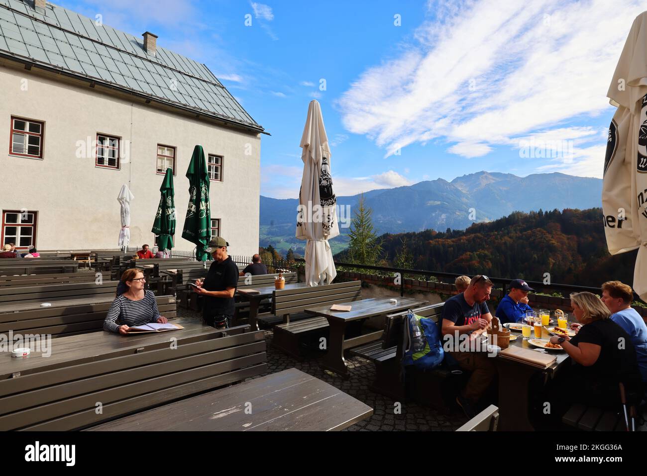 Biergarten, Erholung von einer harten Bergtour in einer romantischen Berghütte mit toller Aussicht bei einem Urlaub im Zillertal Stock Photo