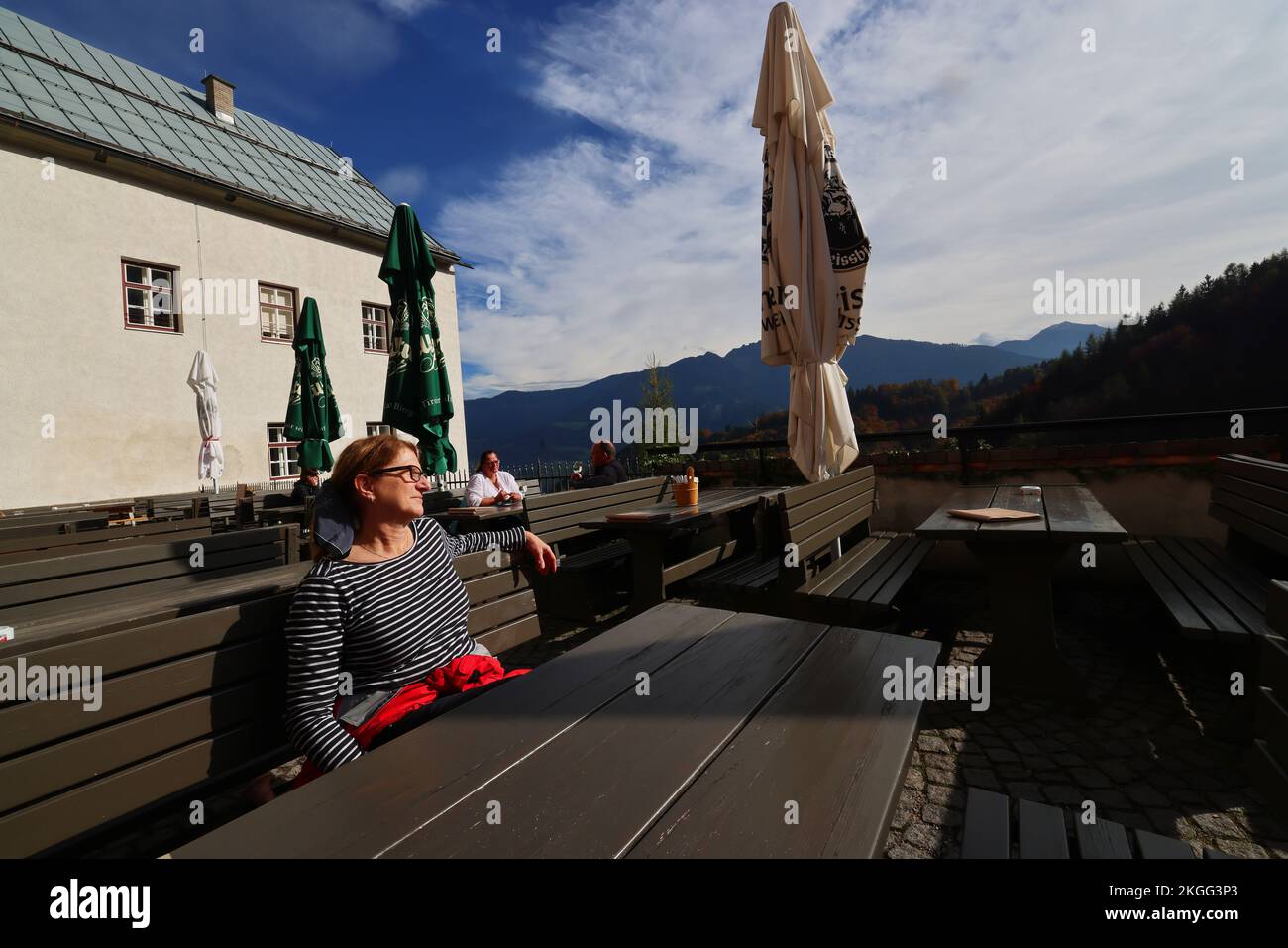 Biergarten, Erholung von einer harten Bergtour in einer romantischen Berghütte mit toller Aussicht bei einem Urlaub im Zillertal Stock Photo