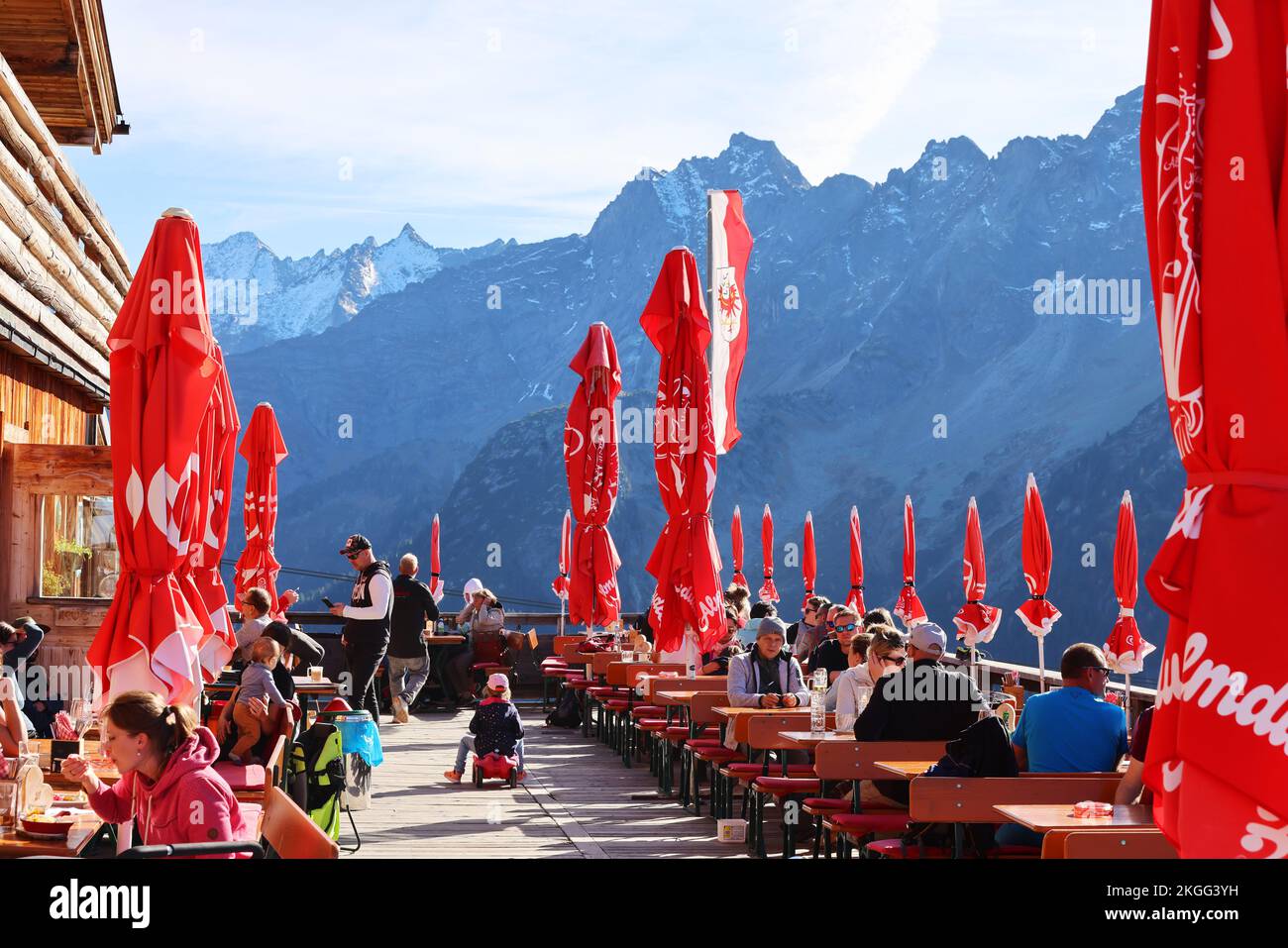 Biergarten, Erholung von einer harten Bergtour in einer romantischen Berghütte mit toller Aussicht bei einem Urlaub im Zillertal Stock Photo