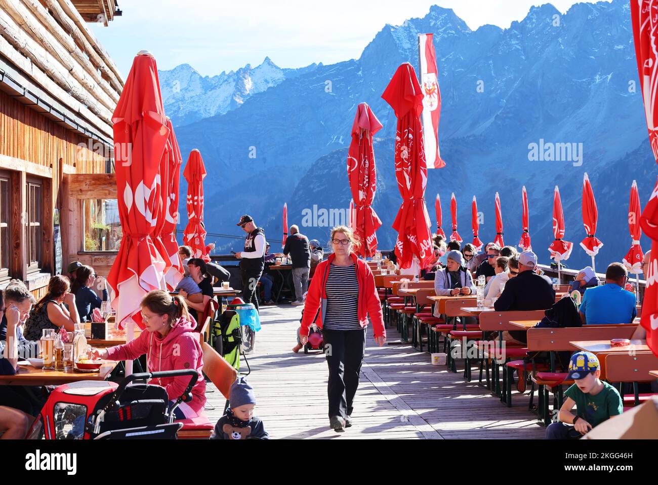 Biergarten, Erholung von einer harten Bergtour in einer romantischen Berghütte mit toller Aussicht bei einem Urlaub im Zillertal Stock Photo