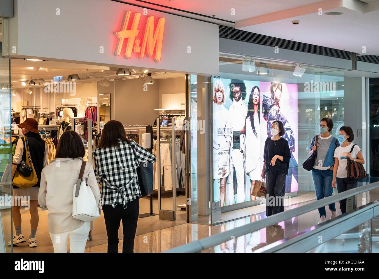 Shoppers walk into the Swedish multinational clothing design retail ...