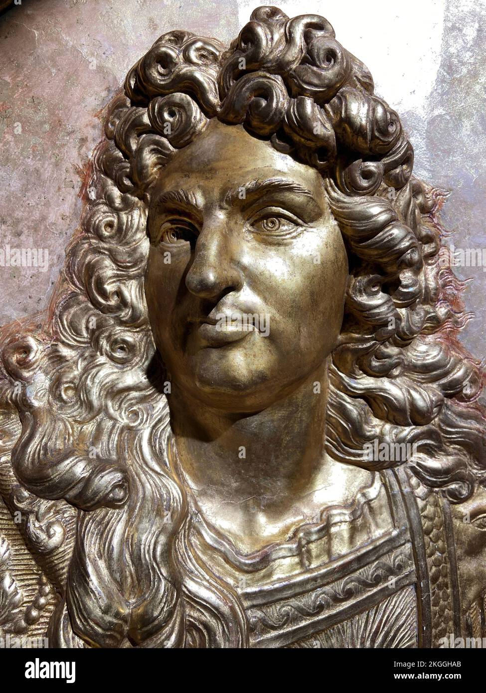 Buste en relief du Roi de France Louis XIV - platre moulé, doré. 17eme siecle. Musée d’Art et d’Histoirede Lisieux Stock Photo