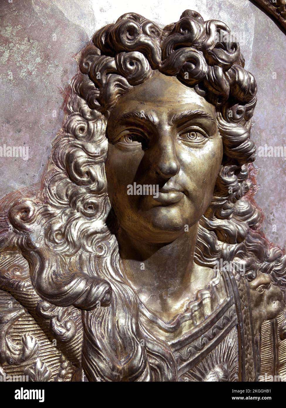 Buste en relief du Roi de France Louis XIV - platre moulé, doré. 17eme siecle. Musée d’Art et d’Histoirede Lisieux Stock Photo