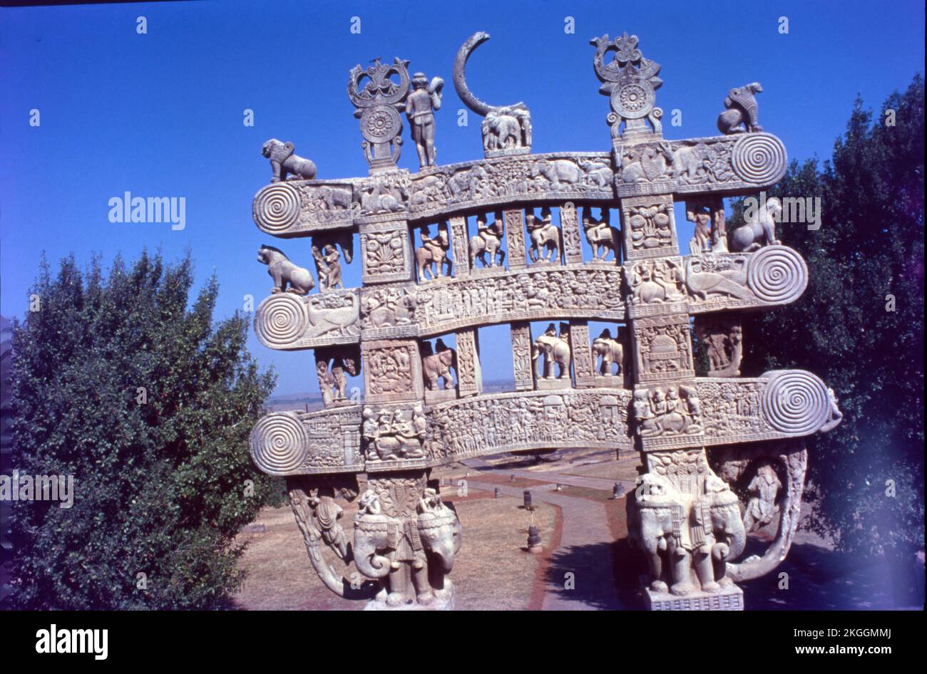 sanchi-is-a-buddhist-complex-famous-for-its-great-stupa-on-a-hilltop