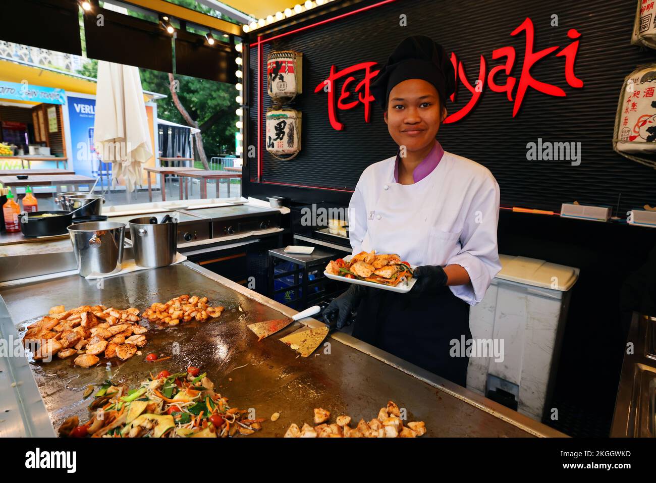 Imbiss, Gemüse, Asiatische Küche, Koch, Wien, Wien Koch, Köche beim Grillen und kochen Stock Photo