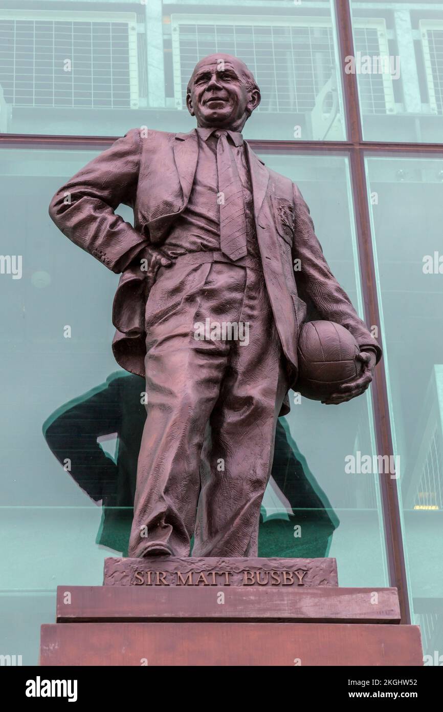 Sir Matt Busby statue at Manchester United's Old Trafford stadium, Manchester Stock Photo