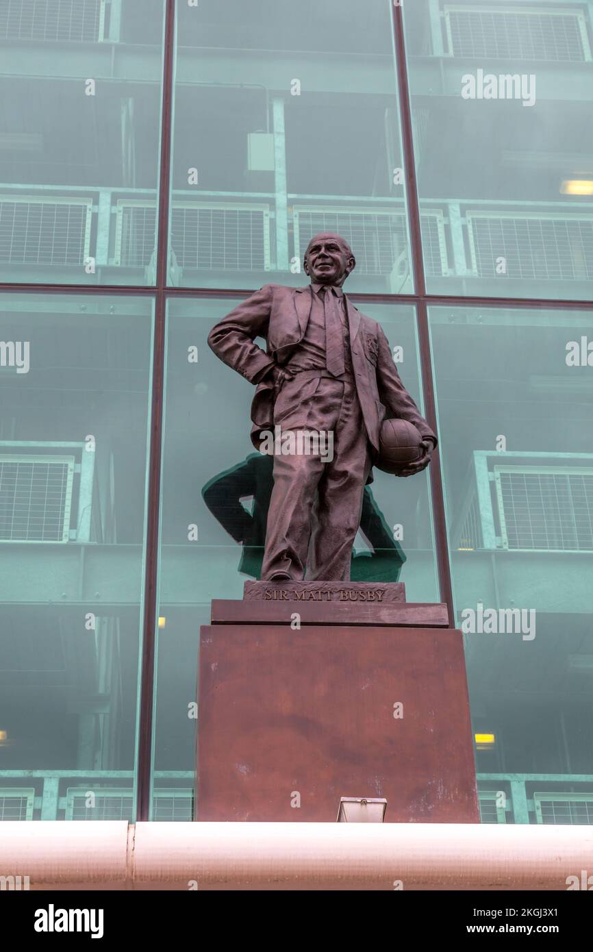 Sir Matt Busby statue at Manchester United's Old Trafford stadium, Manchester Stock Photo