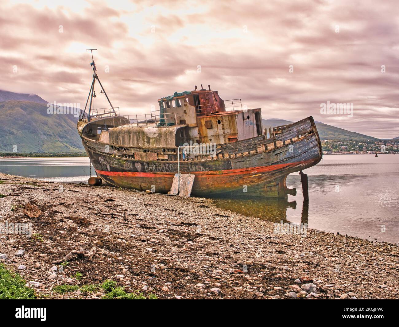 Trawler wrecked on shore of Fort William Stock Photo