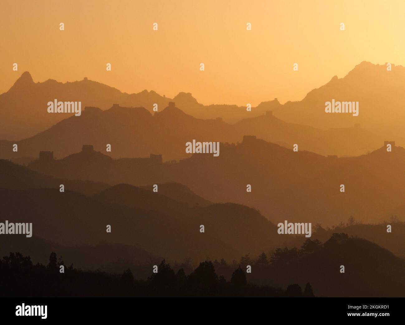 Golden Sunrise on the Great Wall of China - Gubeikou & Jinshanling Stock Photo