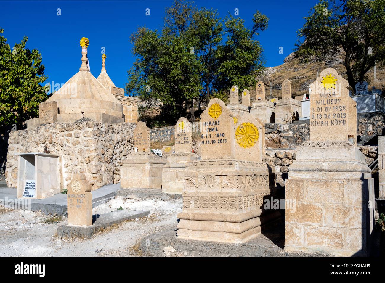 Türkei, Mağara (kurmandschi: Kiwex), Friedhof des verlassenen jesidischen Weilers Kiwex westlich von İdil in der Provinz Şırnak. Stock Photo