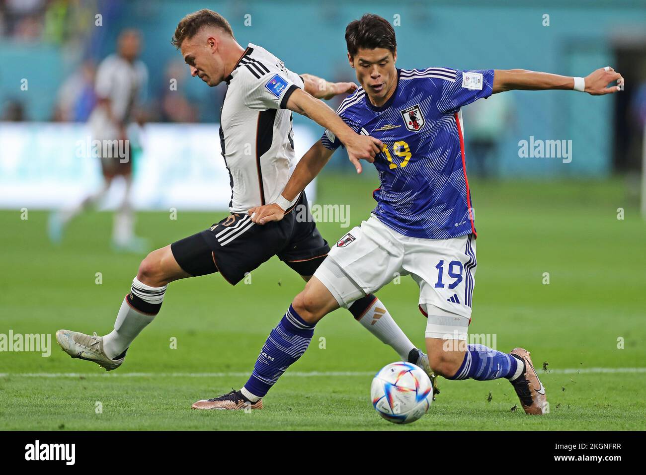 Doha, Qatar. 23rd Nov, 2022. Doha, Qatar. Nov 23, 2022, Joshua Kimmich da Alemanha disputa o lance com Hiroki Sakai do Japão during the Qatar 2022 World Cup match, group E, date 1, between Germany and Japan played at Khalifa International Stadium on Nov 23, 2022 in Doha, Qatar. (Photo by PRESSINPHOTO) Credit: PRESSINPHOTO SPORTS AGENCY/Alamy Live News Stock Photo