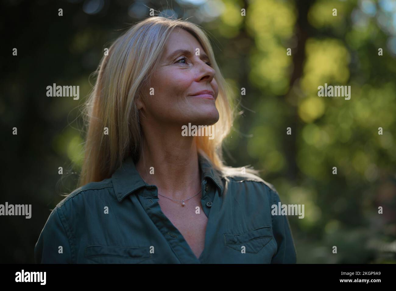 Beautiful mature woman smiling hi-res stock photography and images - Alamy